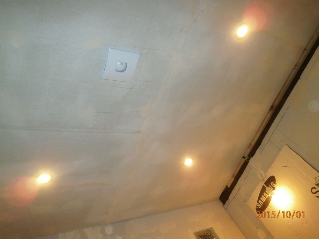 Les trois LEDs sur le plafond.