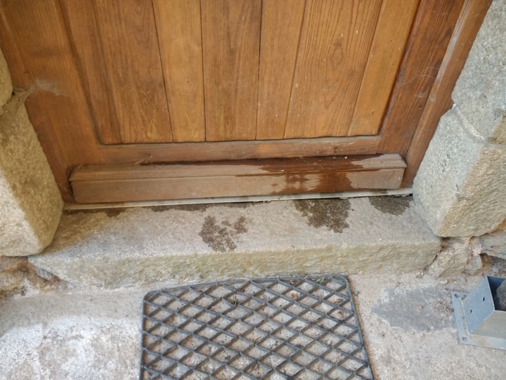 L'eau en bas de la porte.